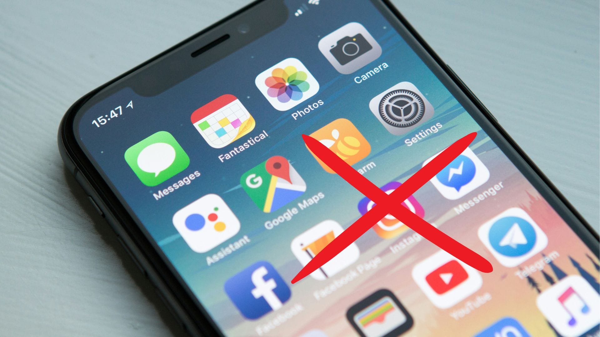 Na snímke mobil a prečiarknutý instagram.