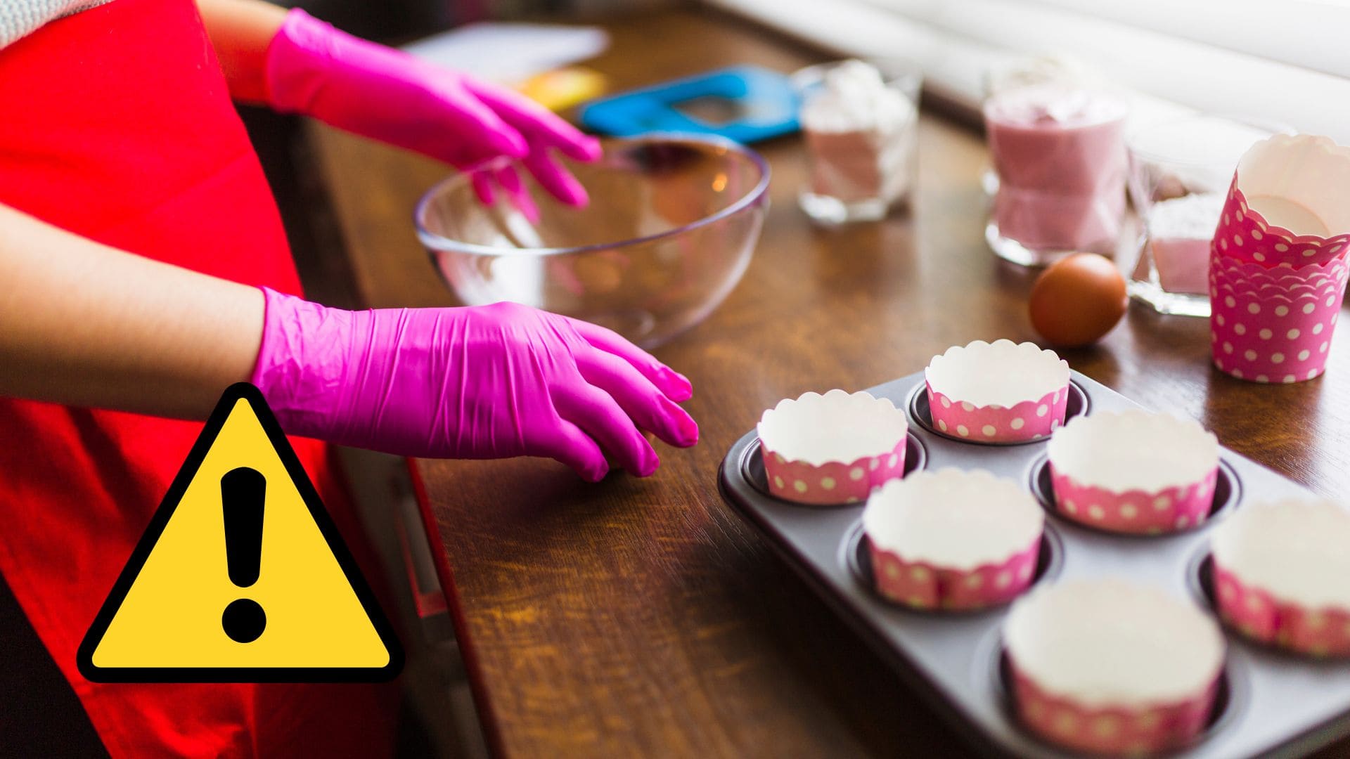 Žena pečie muffiny.