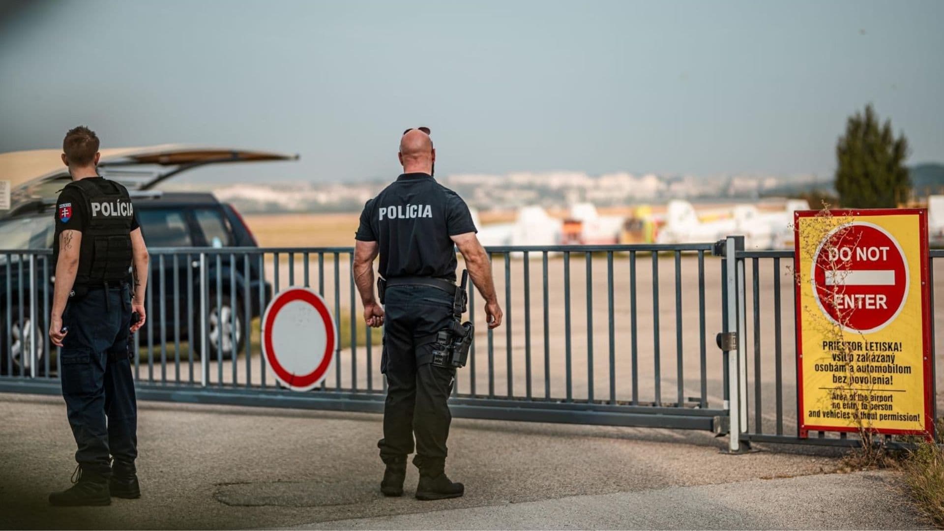Policajti na letisku v Nitre.