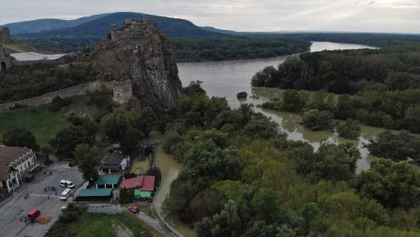 Hladina Dunaja na Devíne.