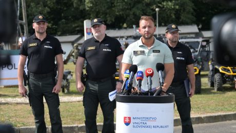 Na snímke zľava viceprezident Policajného zboru (PZ) SR Ivan Hapšták, prezident Policajného zboru SR Ľubomír Solák, minister vnútra SR Matúš Šutaj Eštok (Hlas-SD) a riaditeľ Úradu hraničnej a cudzineckej polície Ján Dudáš. policajti
