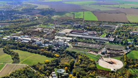 Na leteckej snímke z 20. októbra 2022 areál fabriky spoločnosti BUKÓZA HOLDING.