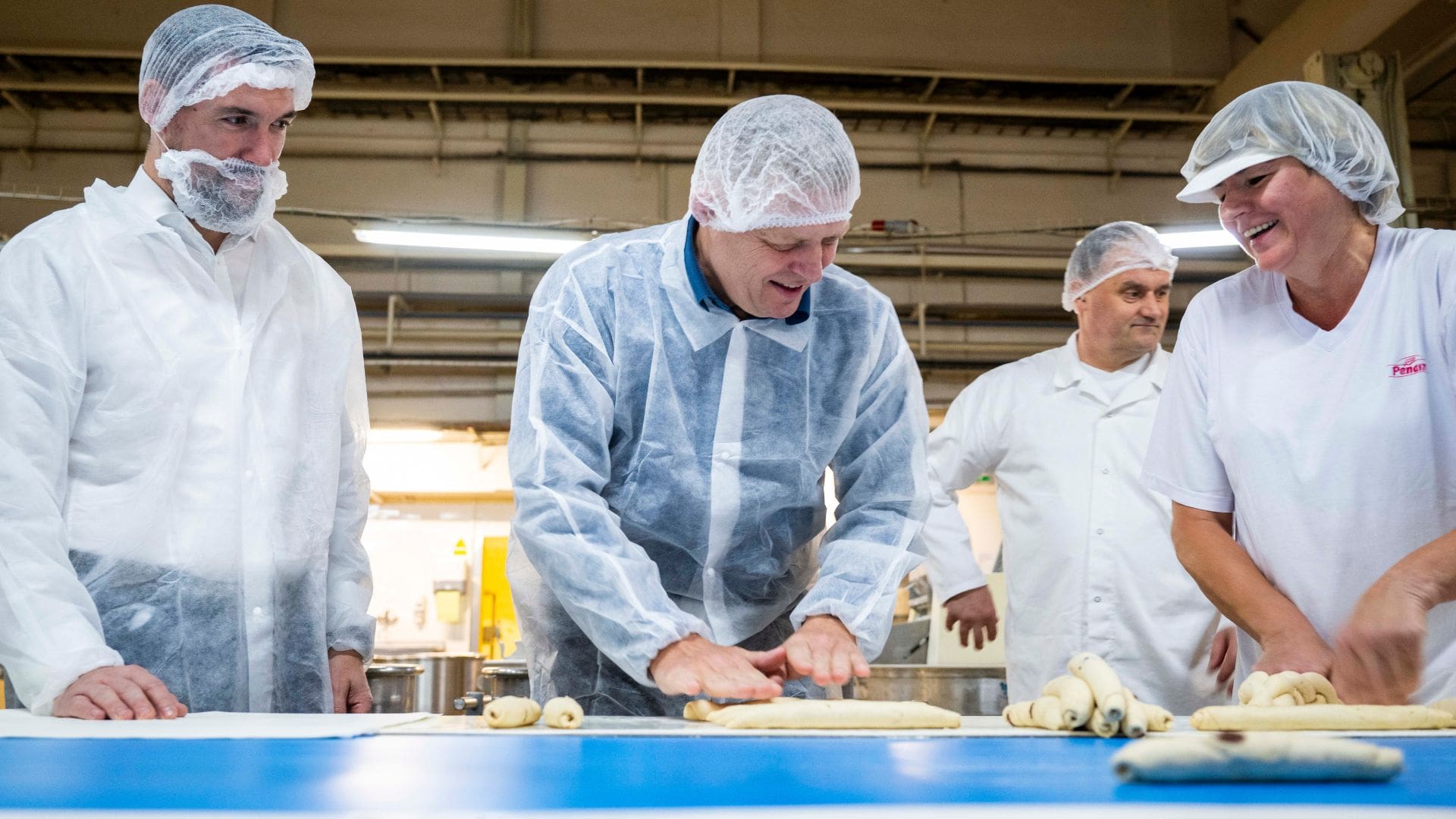 Na snímke zľava minister pôdohospodárstva a rozvoja vidieka Richard Takáč (Smer-SD) a predseda vlády SR Robert Fico (Smer-SD) počas návštevy Prvej bratislavskej pekárne pri príležitosti Medzinárodného dňa chleba.