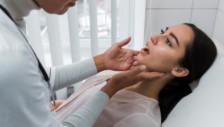 Lekárka kontroluje žene ústa