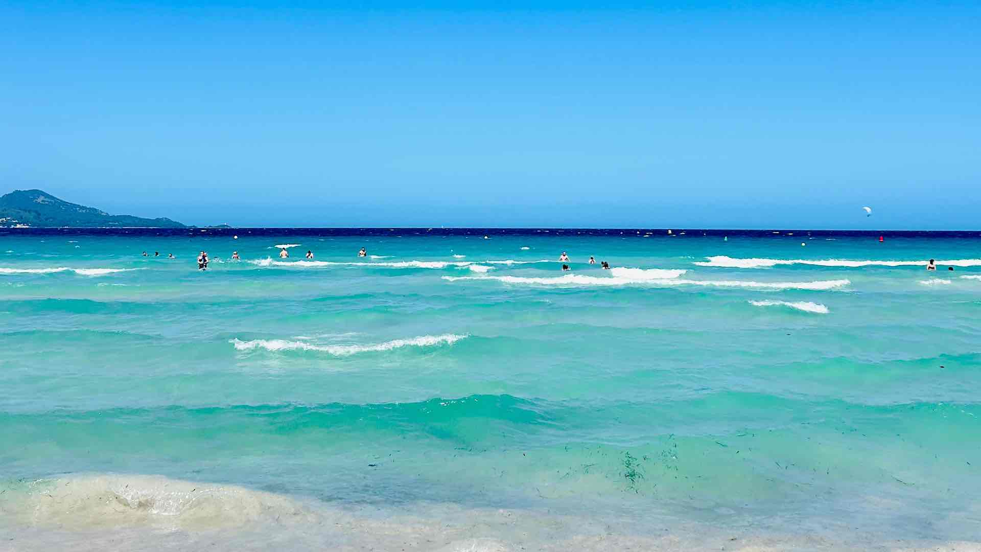 Na snímke je pláž a more