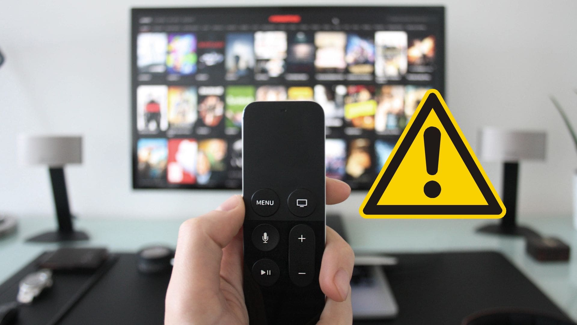 Na snímke televízor a človek s ovládačom.