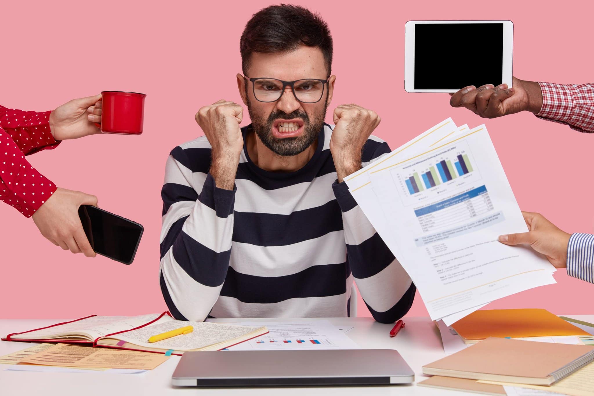 nahnevaný muž multitasking