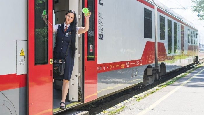 Slovenské vlaky zlacnejú o 50 %. ZSSK vysvetľuje, koho sa úspora týka a koho nie