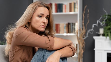 Na snímke je utrápená smutná žena