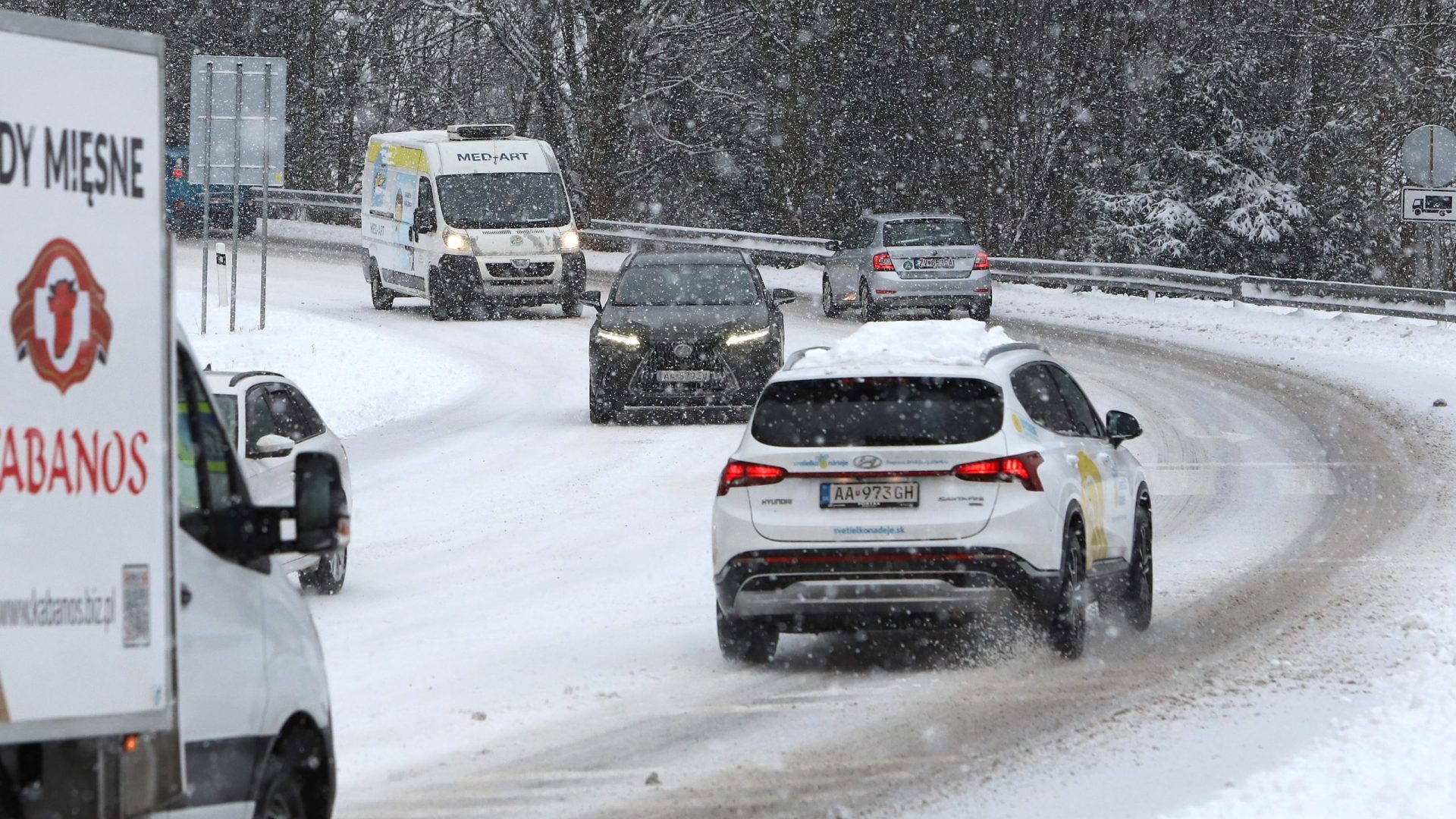 Horské priechody Donovaly a Šturec sú pre nepriaznivé počasie uzavreté pre nákladnú dopravu nad desať metrov.