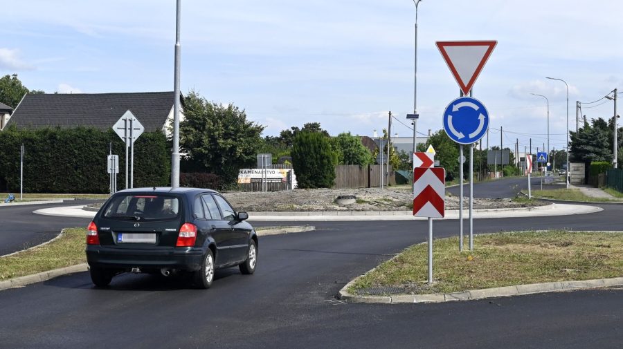 Auto na kruhovom objazde.