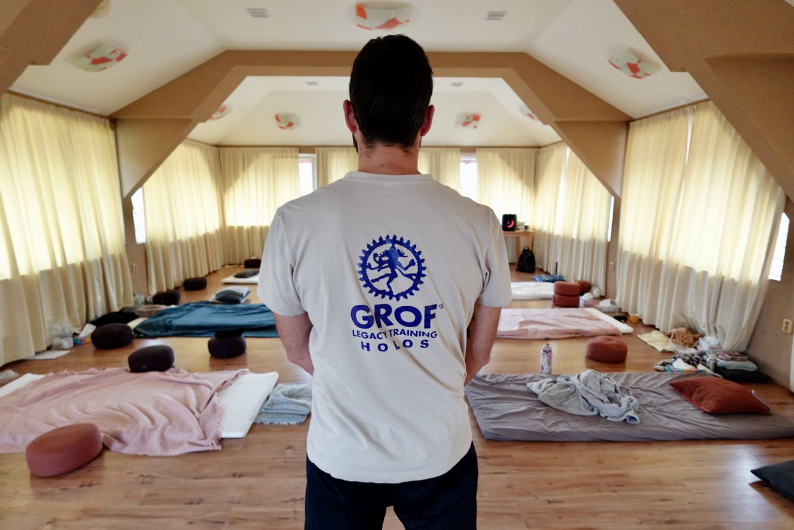 na snimke je terapeut, psycholog, Grofovo