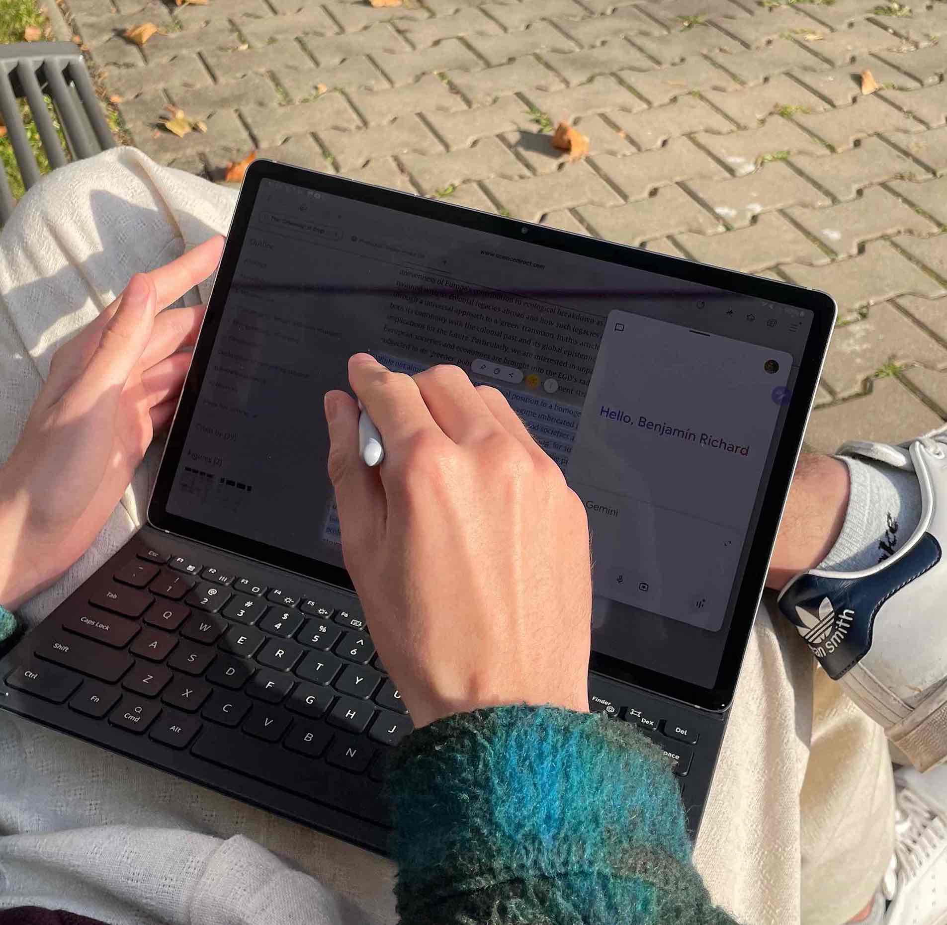 na snímke je tablet s umelou inteligenciou