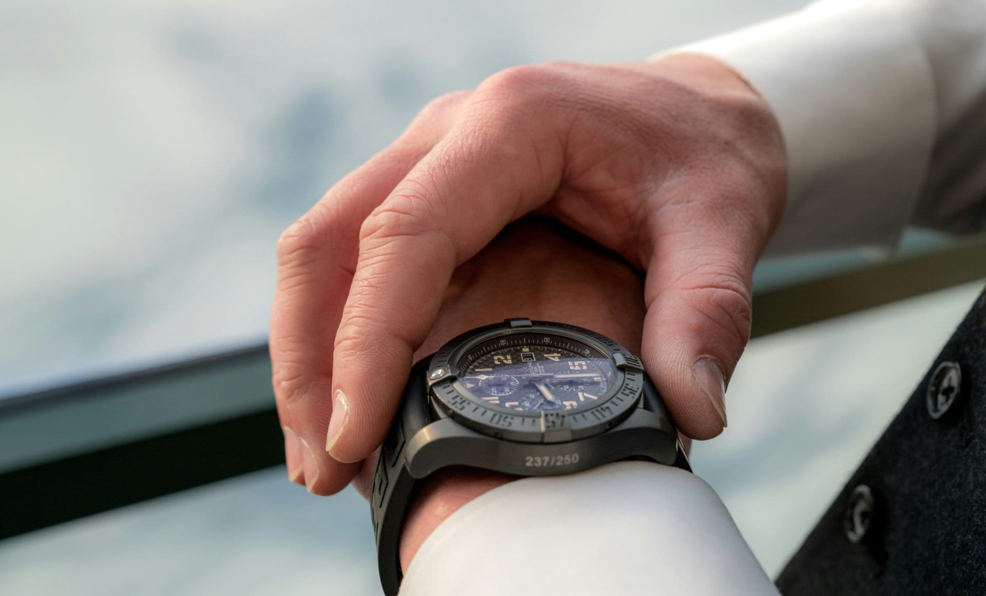 na snimke je ai a hodinky