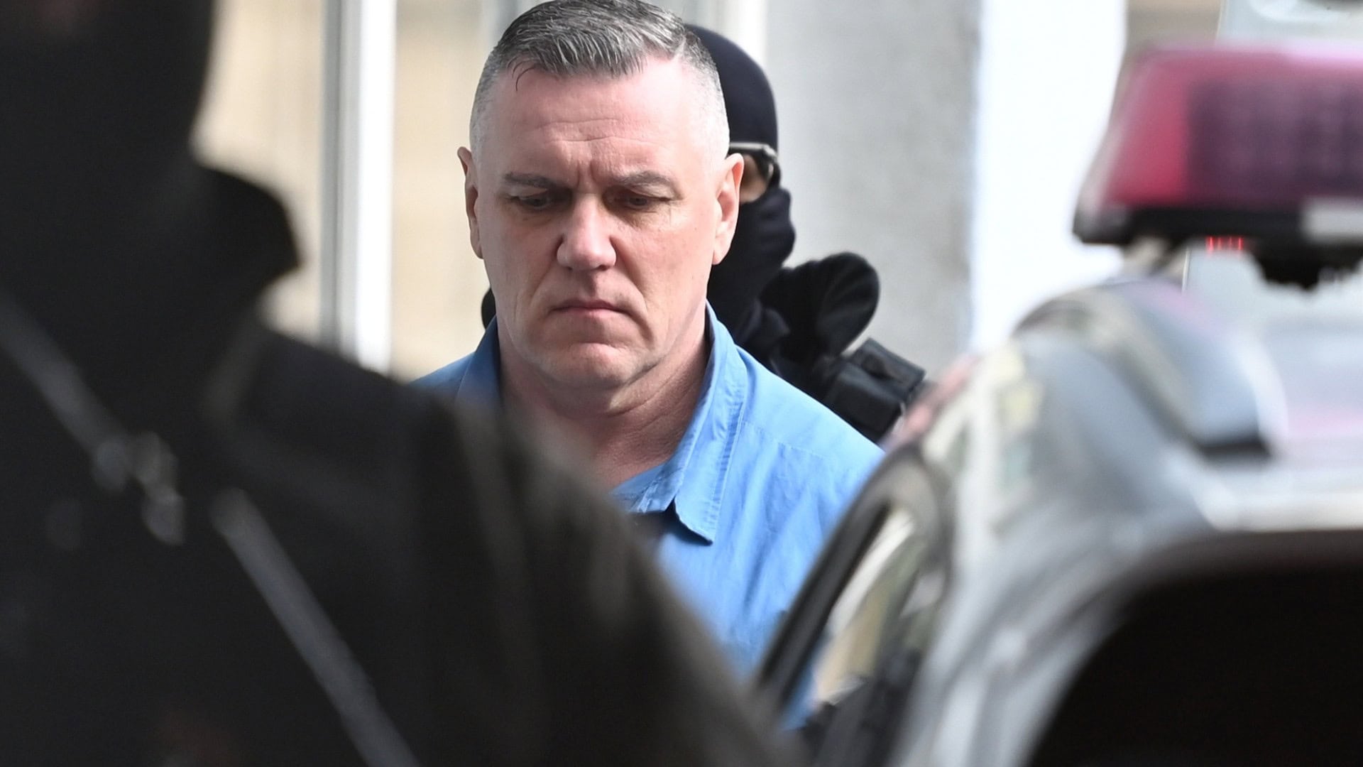 Mikuláš Černák prichádza v sprievode eskorty na verejné zasadnutie okresného súdu Trnava