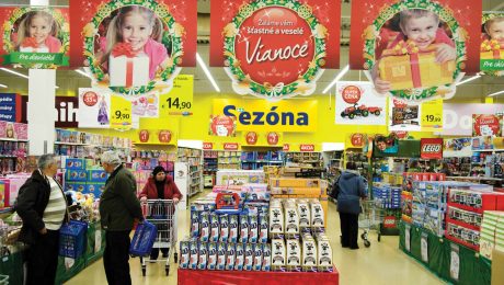 Nakupovanie v obchode počas Vianoc