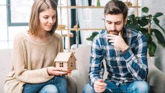 muž a žena rozmýšľajú o novom bývaní, domčeku