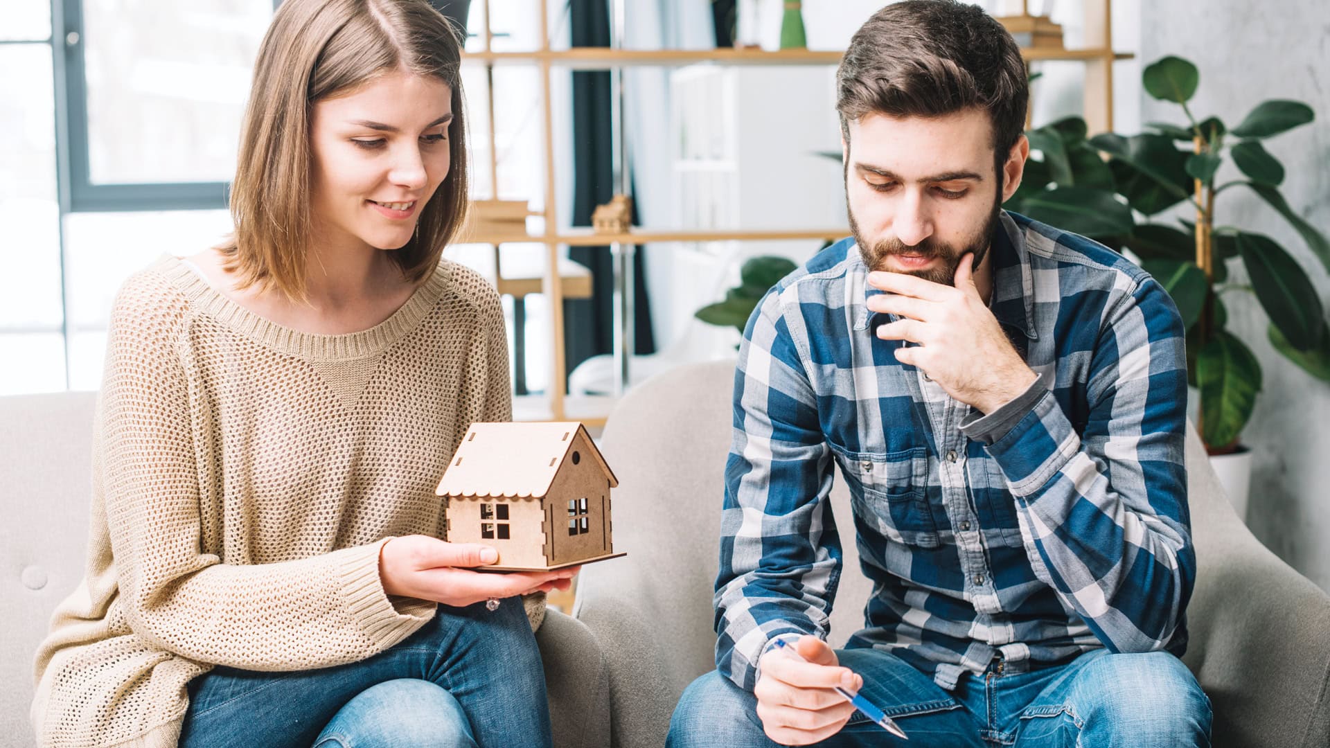 muž a žena rozmýšľajú o novom bývaní, domčeku