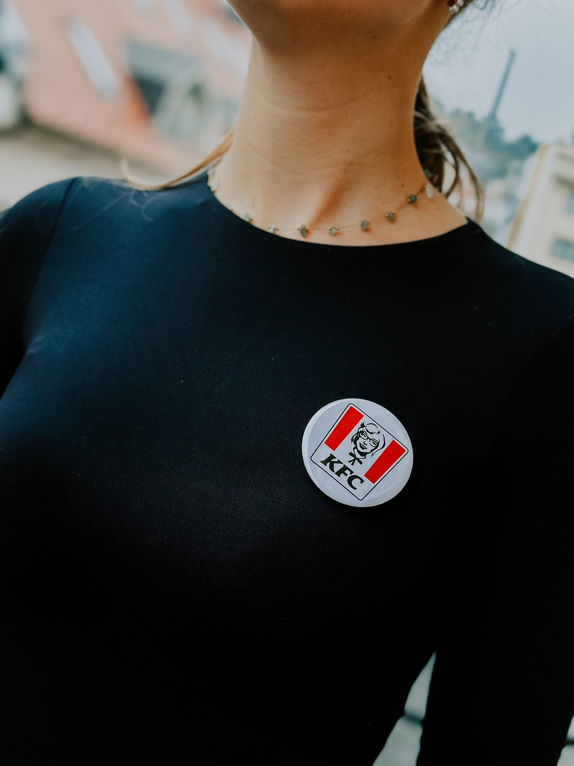 Odznak predajcu KFC so ženským logom