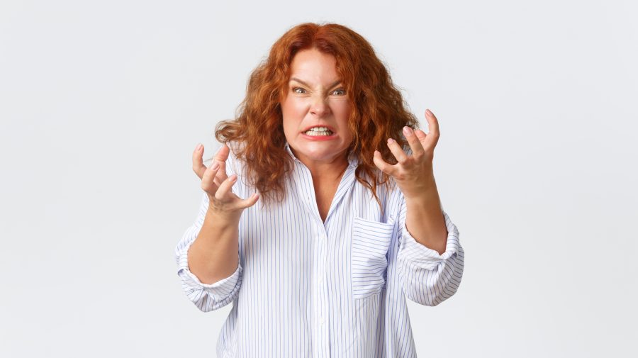 Na snímke je žena, ktorá sa mračí a je nahnevaná.