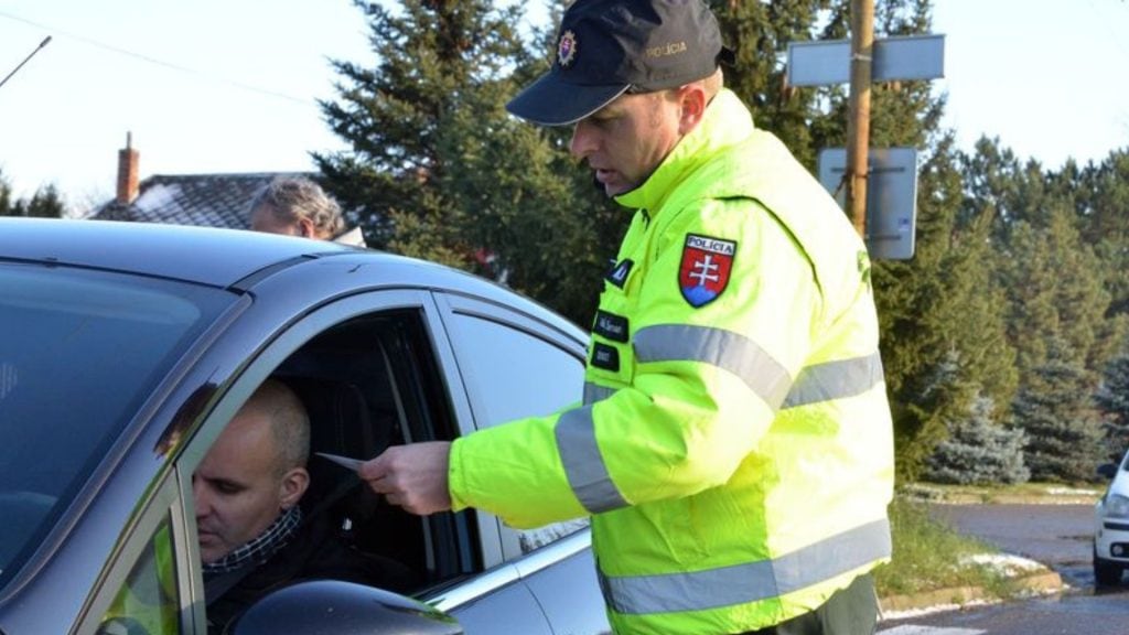 Vodič v aute, policajt