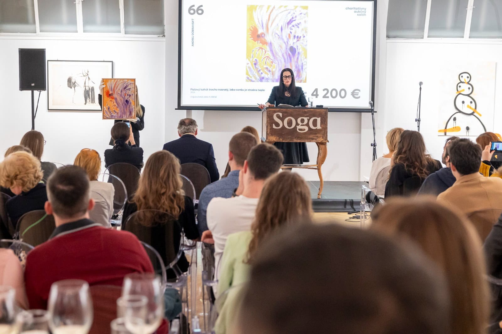 Dielo Fialový kohút od Andreja Dúbravského sa vydražilo za 6.500 eur.