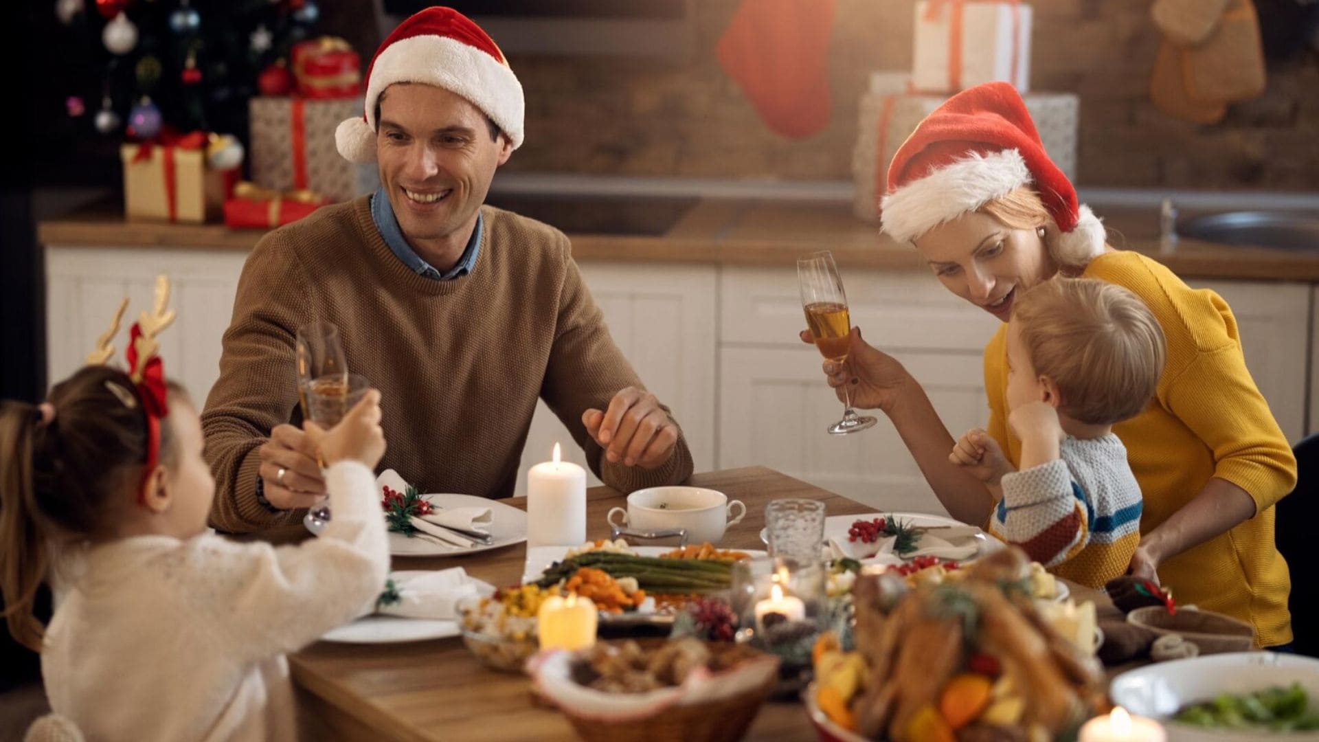 Rodina pri vianočnom stole.