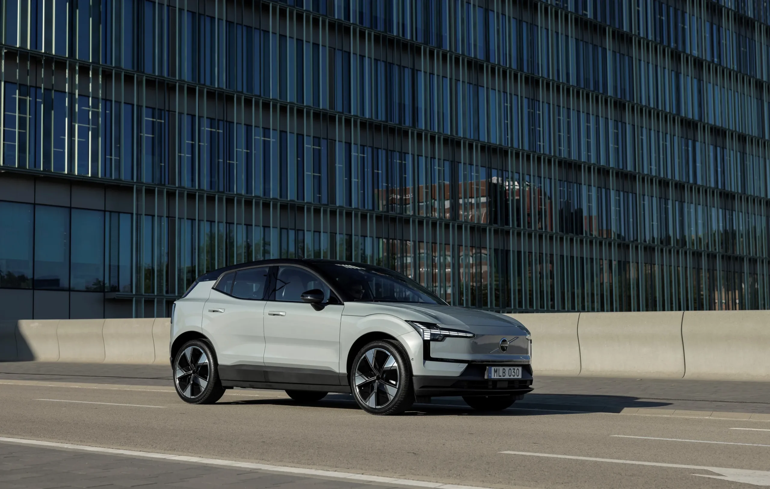 na snimke je volvo v sivej farbe