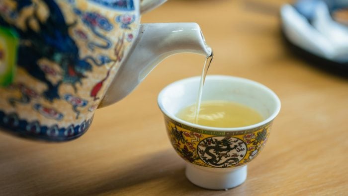 Pijú ho tisíce ľudí denne. Dietológ varuje: Tento „čaj“ je najhorší. Ľuďom môže spôsobiť vážne zdravotné problémy