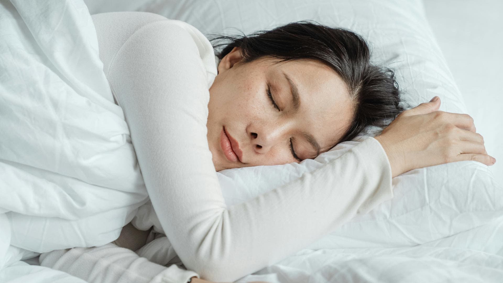 na snimke je biely sum, spanok