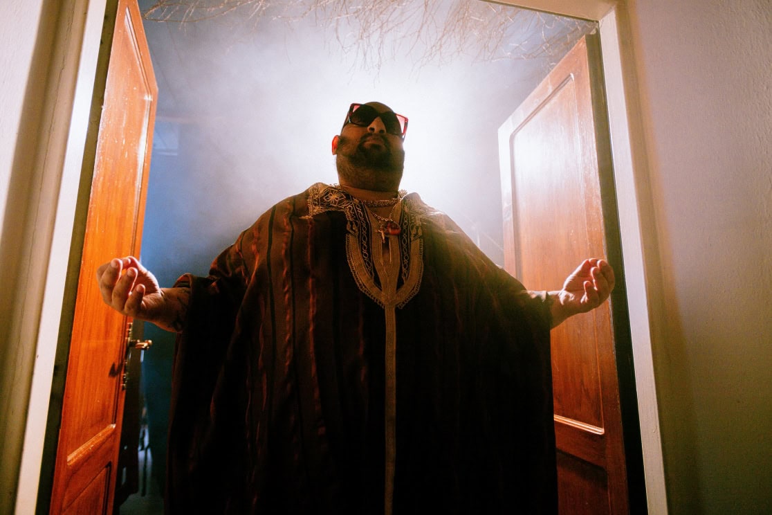 Starostlivy otec Grundza je spat (zdroj Bontonfilm)