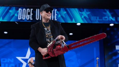 Elon Musk drží v ruke motorovú pílu, keď prichádza vystúpiť na Konzervatívnu politickú akčnú konferenciu CPAC