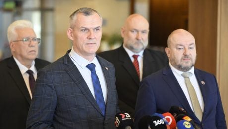 Huliakovci počas tlačovky v parlamente.