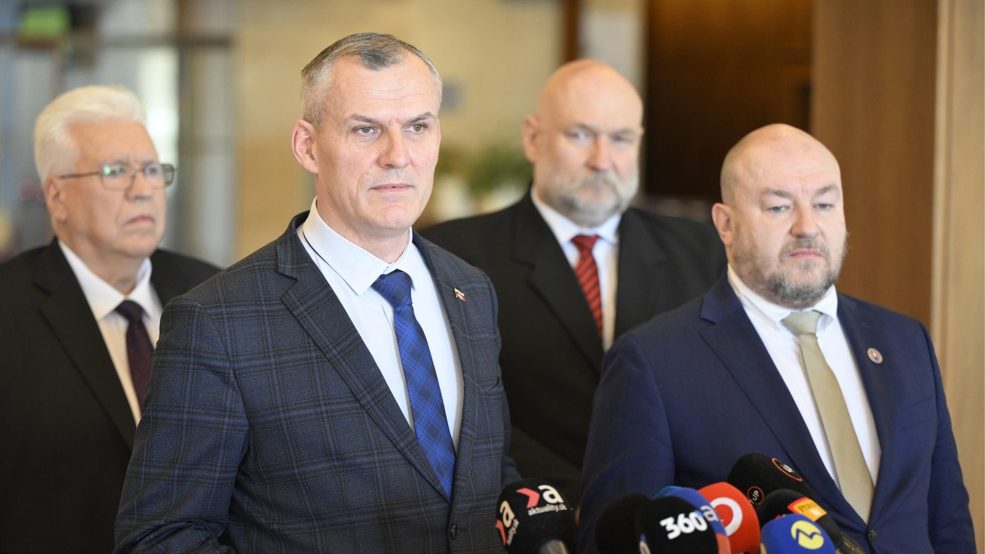 Huliakovci počas tlačovky v parlamente.