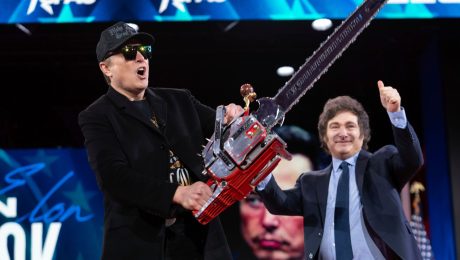 Elon Musk (vľavo) drží v ruke motorovú pílu, ktorú dostal od argentínskeho prezidenta Javiera Mileiho (vpravo) na Konferencii konzervatívnej politickej akcie (CPAC) vo Washingtone vo štvrtok 20. februára 2025