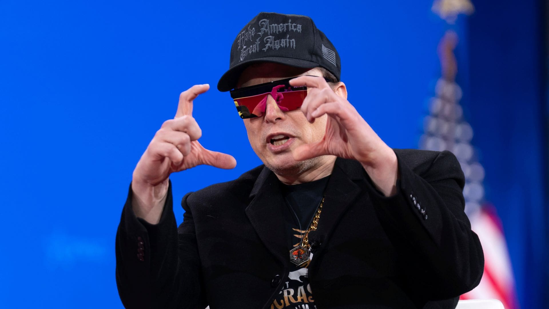 Elon Musk gestikuluje na Konferencii konzervatívnej politickej akcie (CPAC) vo Washingtone vo štvrtok 20. februára 2025