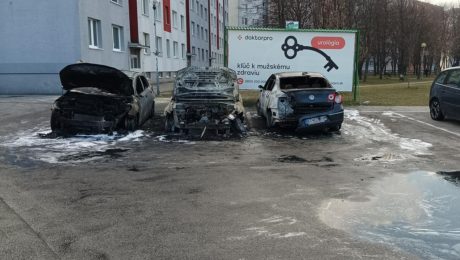 Nočný požiar áut v Bratislave