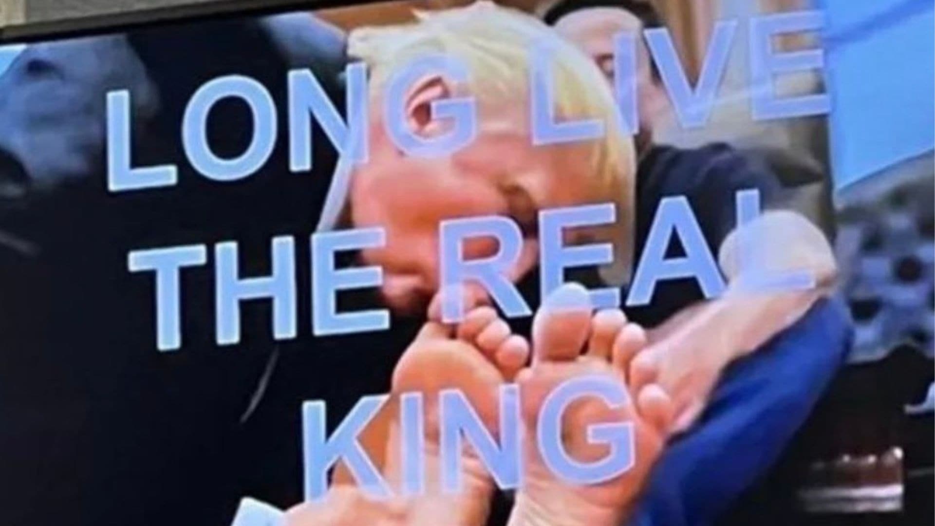 Záber z videa ako Trump bozká nohy Muskovi