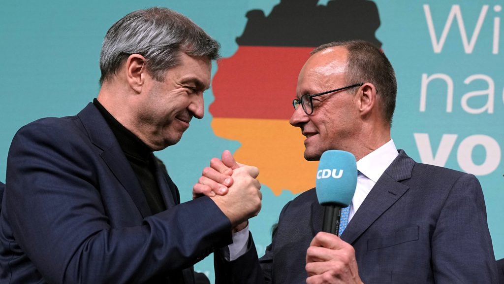 Na snímke líder konzervatívneho bloku CDU Friedrich Merz (vpravo) líder konzervatívneho bloku CSU Markus Söder