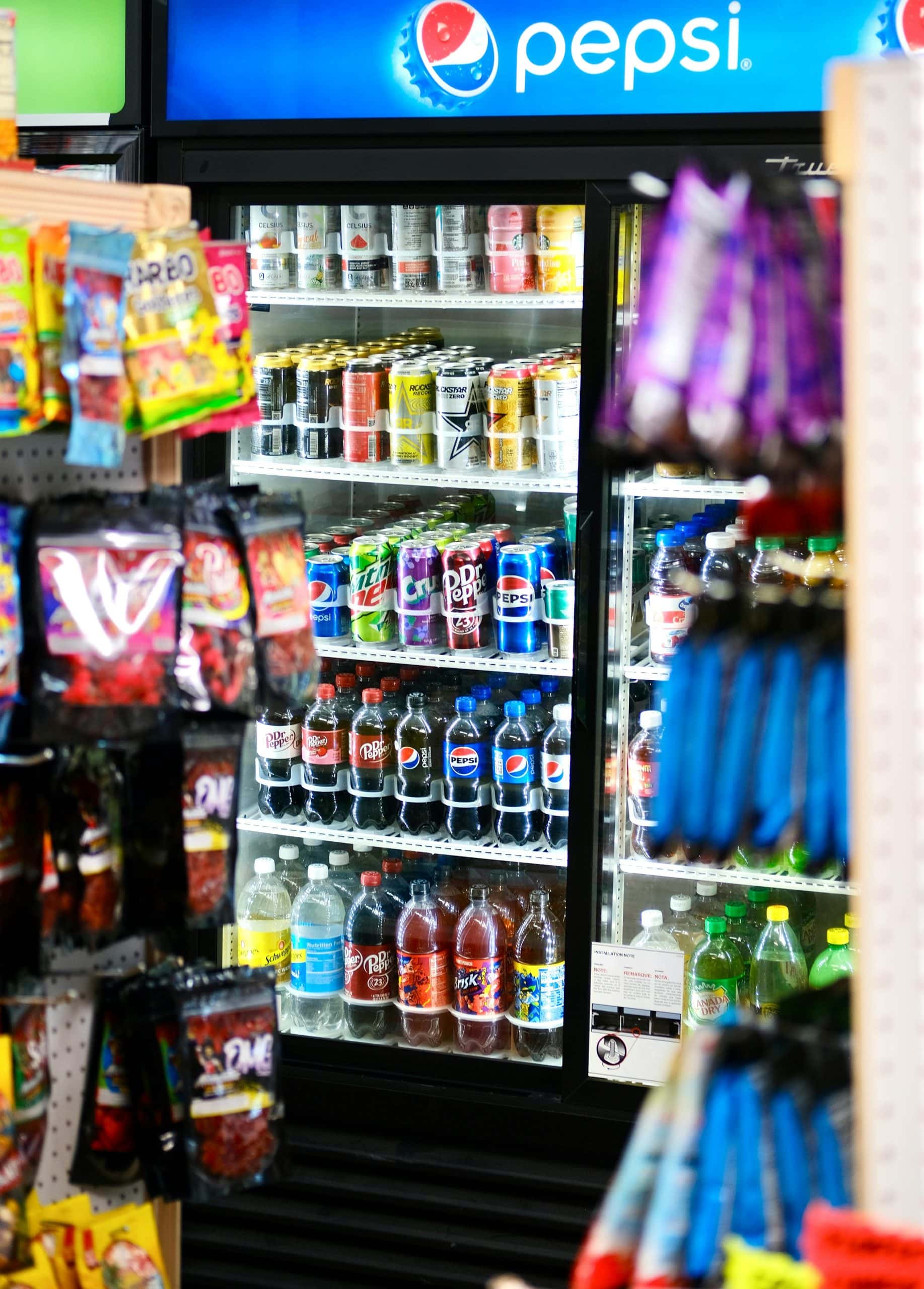 na snimke je automat s napojmi