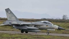 stíhačka s novou supersonickou raketou