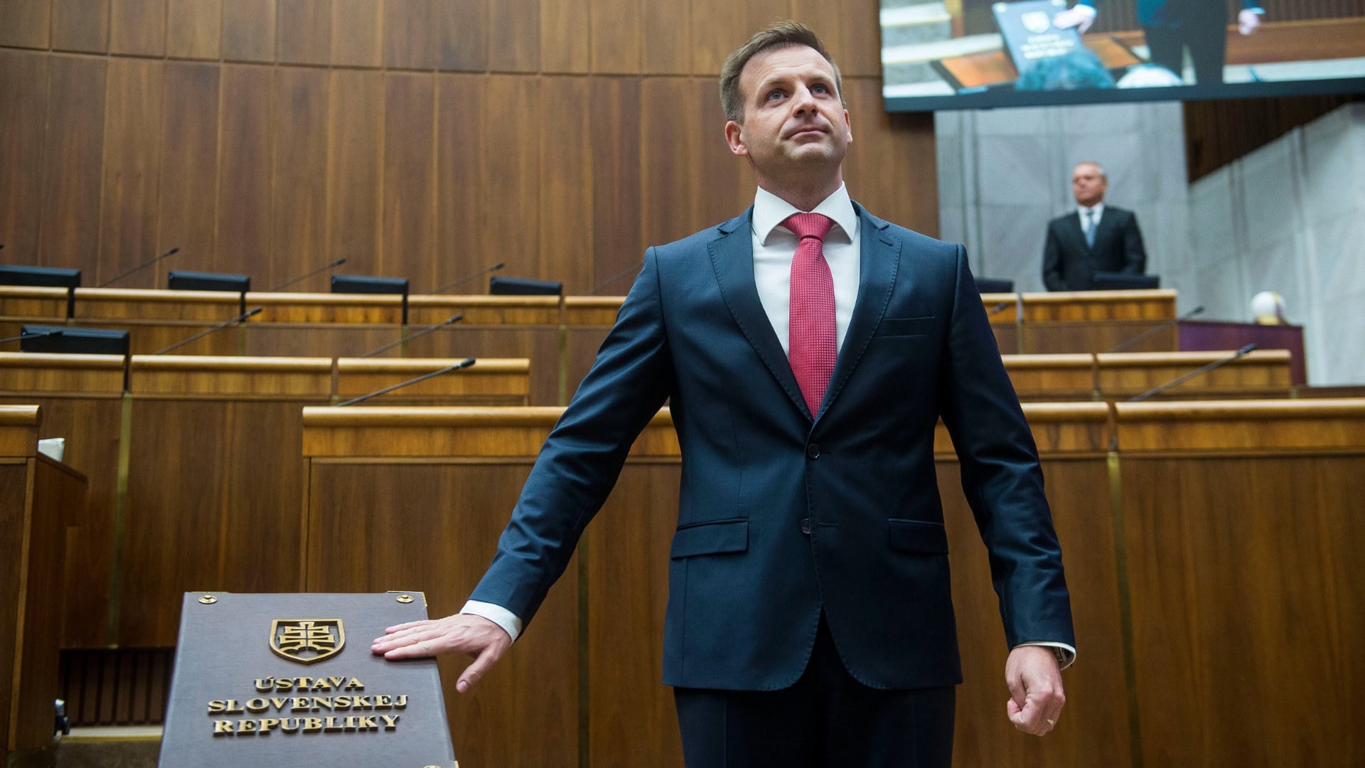 Na snímke Juraj Gedra skladá poslanecký sľub