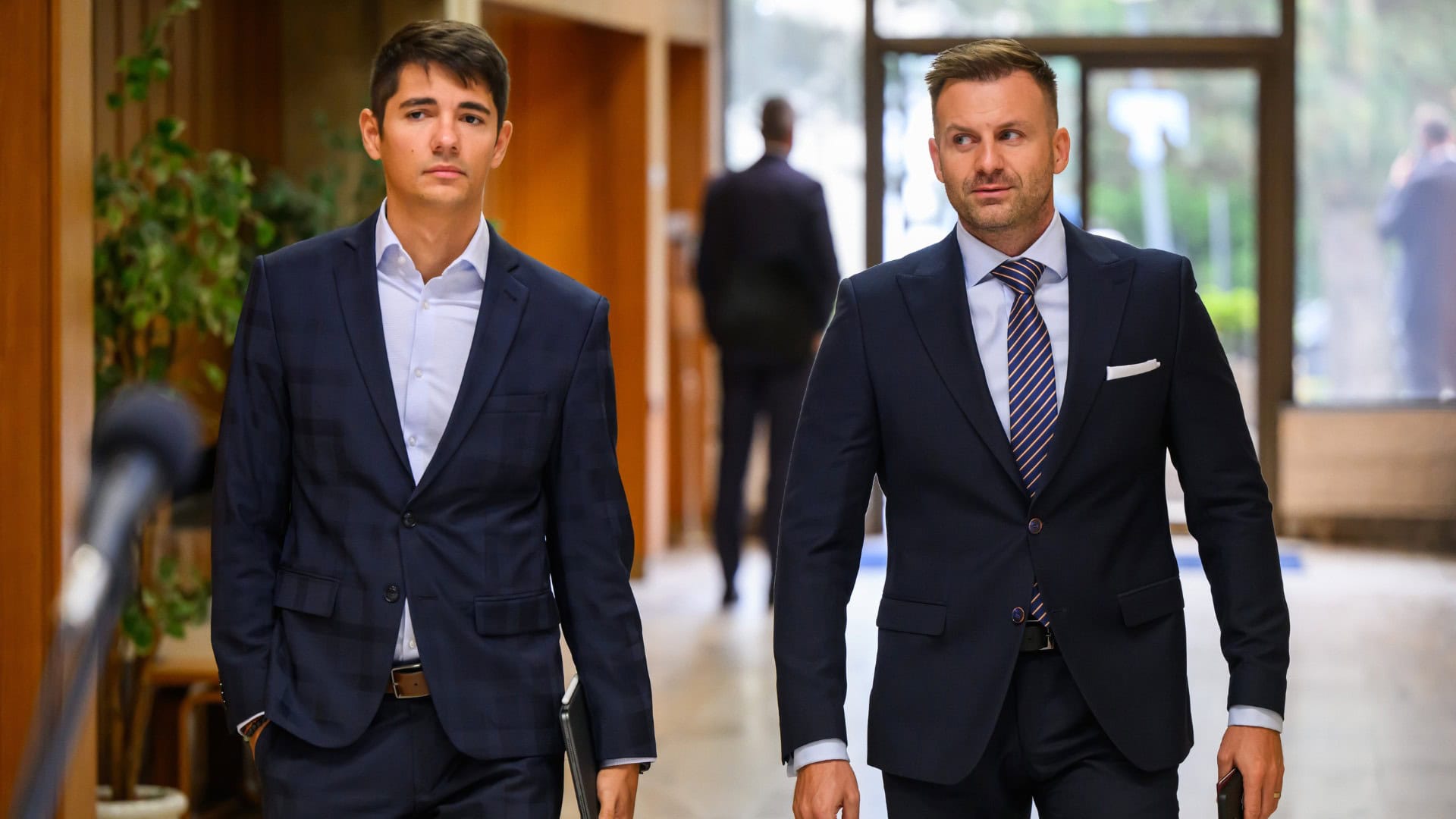 predseda Zboru poradcov predsedu vlády SR Erik Kaliňák (Smer-SD) a vedúci Úradu vlády SR Juraj Gedra prichádzajú na 51. rokovanie vlády SR v Bratislave 25. septembra 2024