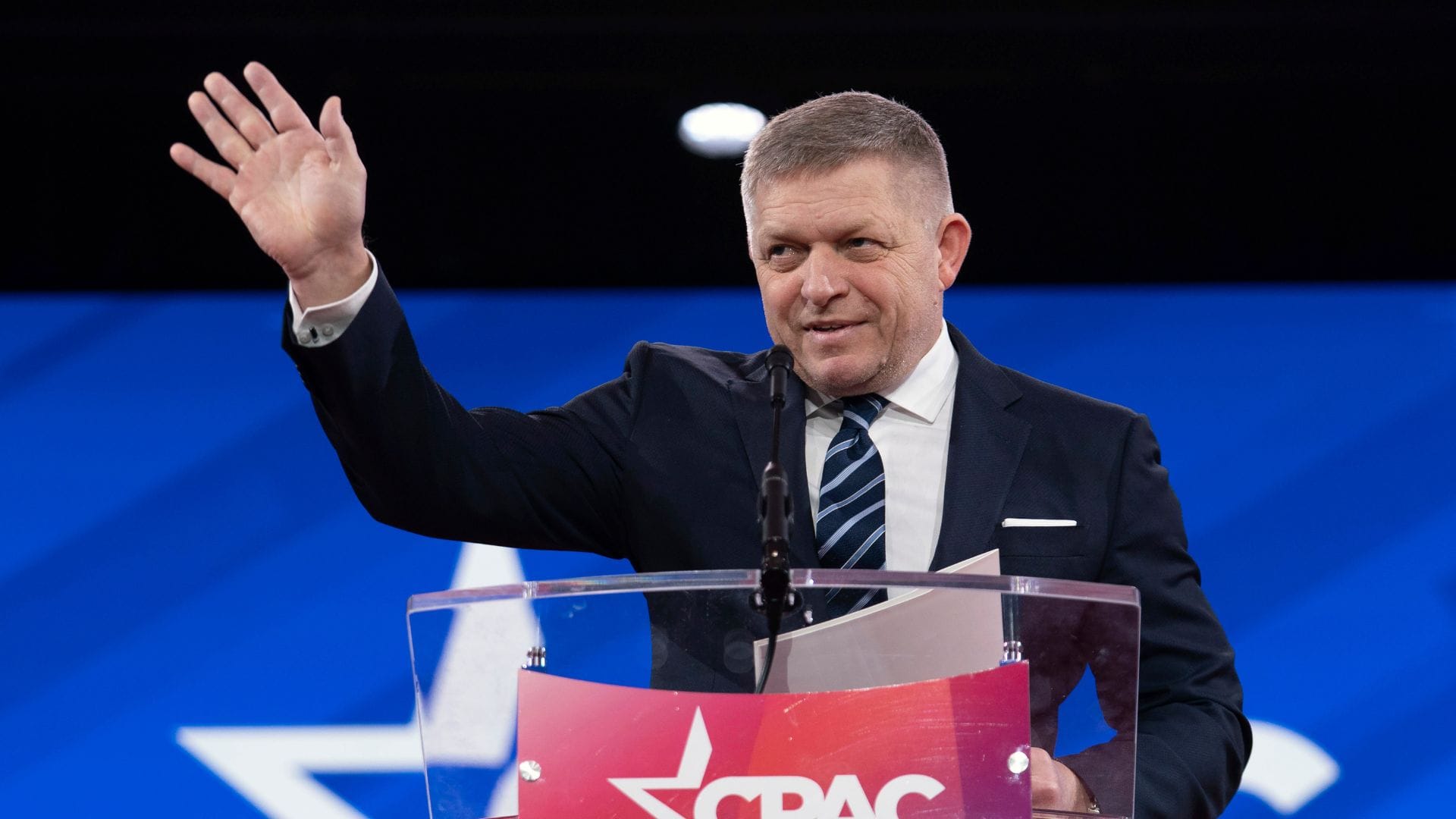 Slovenský premiér Robert Fico máva počas prejavu na Konferencii konzervatívnej politickej akcie (CPAC) vo Washingtone v piatok 21. februára 2025.