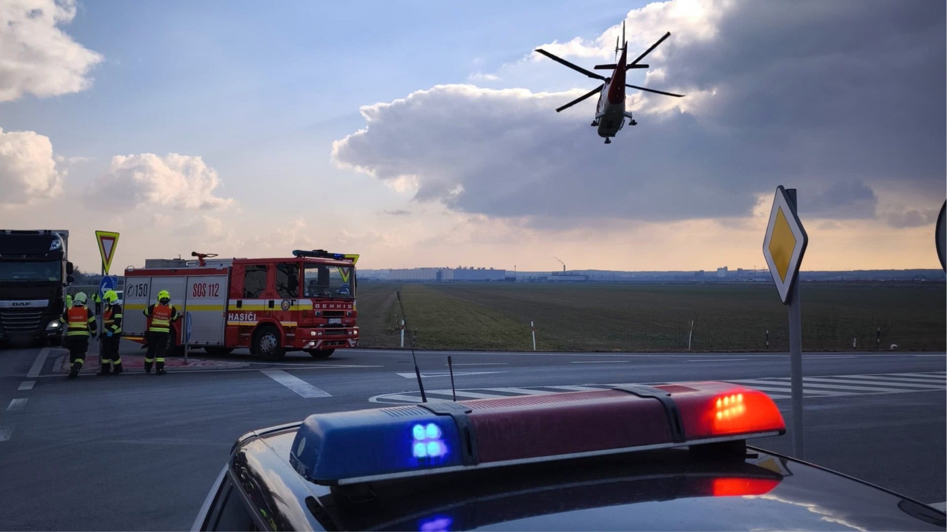 Pri zrážke auta s autobusom zasahujú všetky záchranné zložky