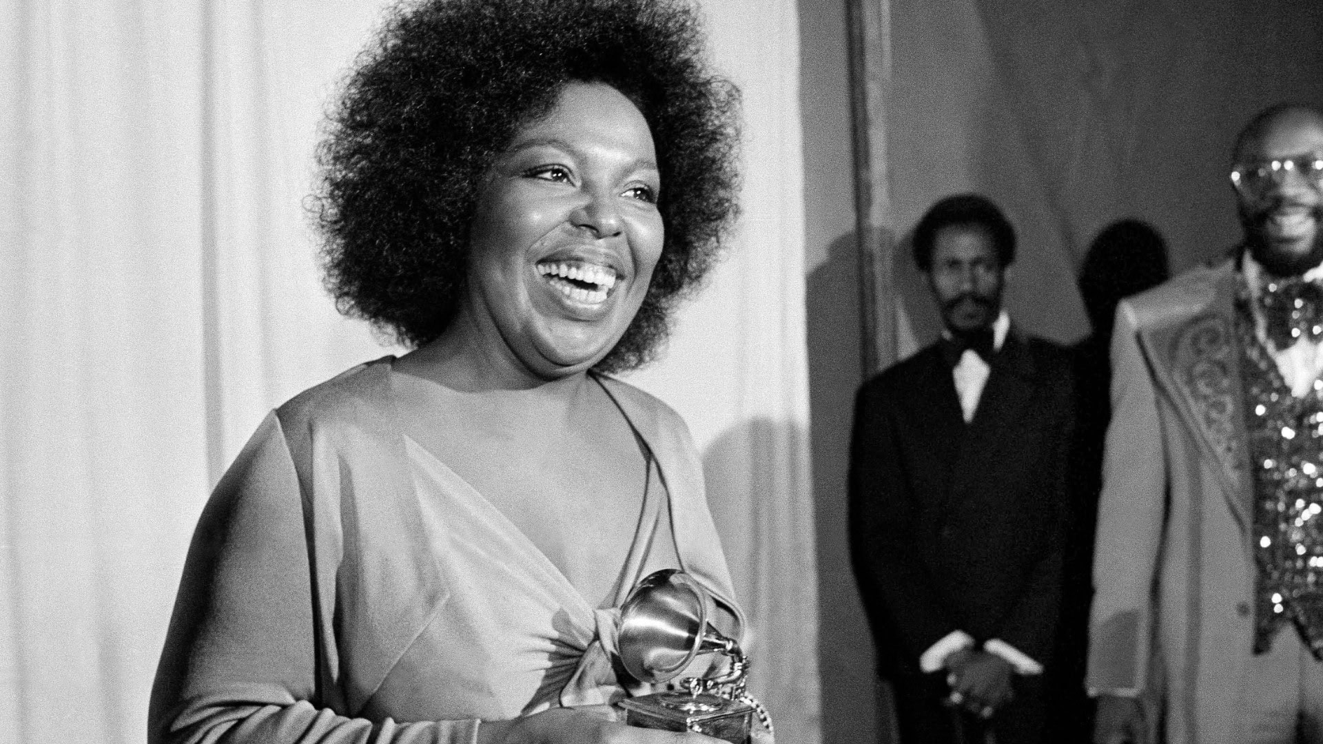 Roberta Flack drží cenu Grammy za nahrávku Killing Me Softly With His Song