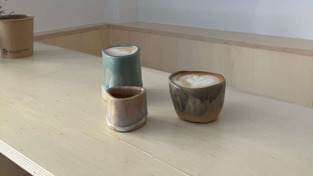 kaviareň múza v šálke