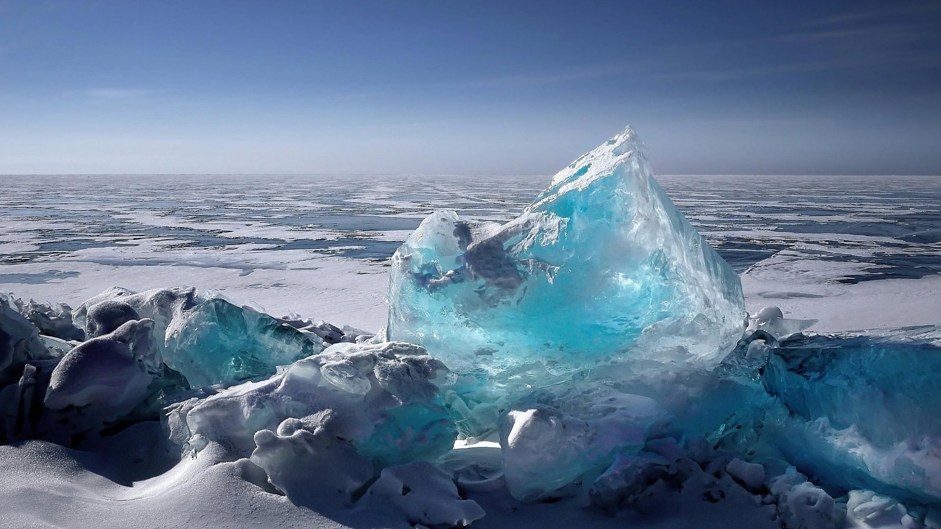 na snimke je ladovec, priroda, lad
