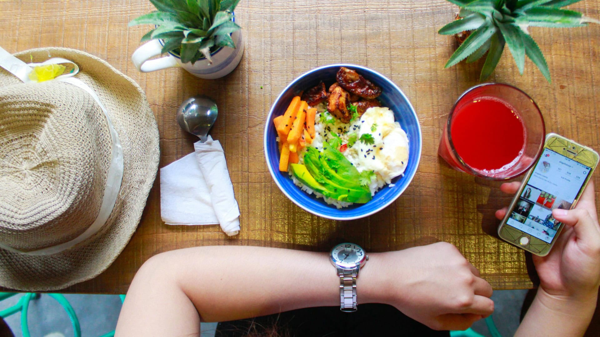 na snimke su ranajky, miska