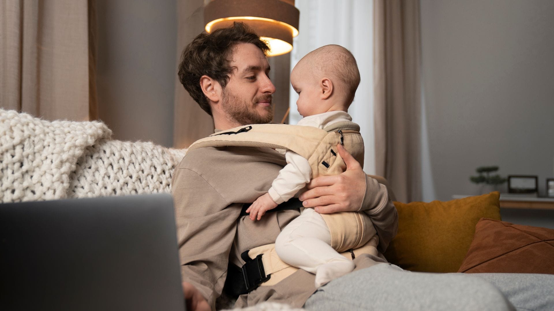 Na snímke je otec s dieťaťom